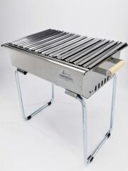 Kömürlü Portatif Mangal – 35×70 cm Pişirme Alanı, 430 Krom Gövde, Ahşap Kulplu, Ergonomik 65 cm Yükseklik
